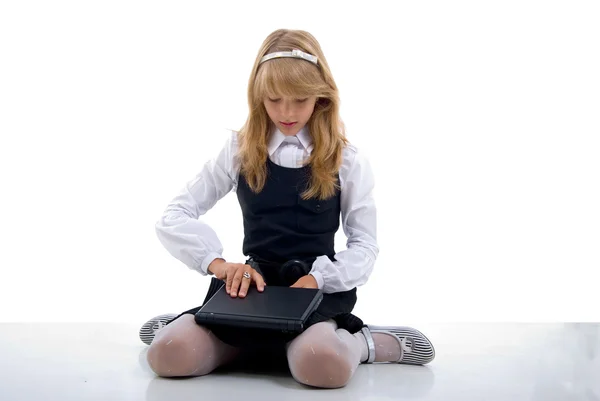 Школьная девочка с ноутбуком. Студия снимает на белом фоне . — стоковое фото