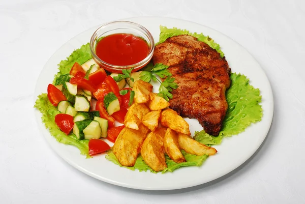 Carne grelhada e salada verde Mesa branca — Fotografia de Stock