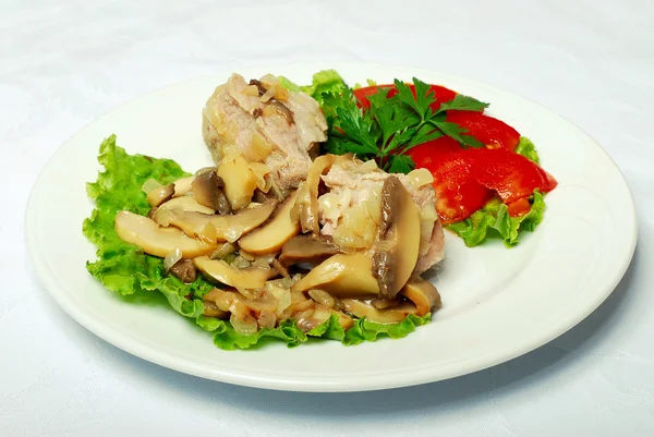 Тарелка с мясом, грибами и свежими овощами — стоковое фото
