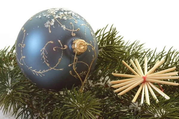 Blauwe kerstboom bal — Stockfoto