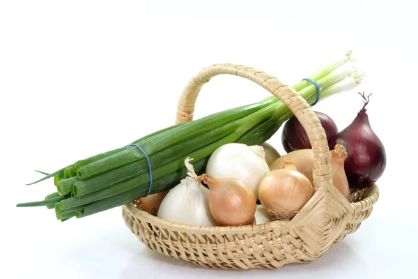 Mixed onions in a basket — Stock Photo, Image