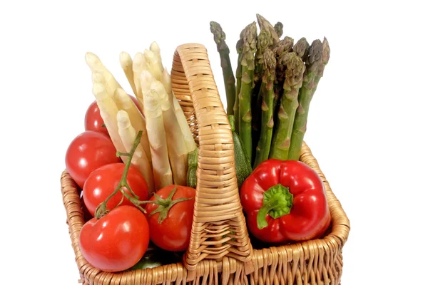 Färska grönsaker i en korg — Stockfoto