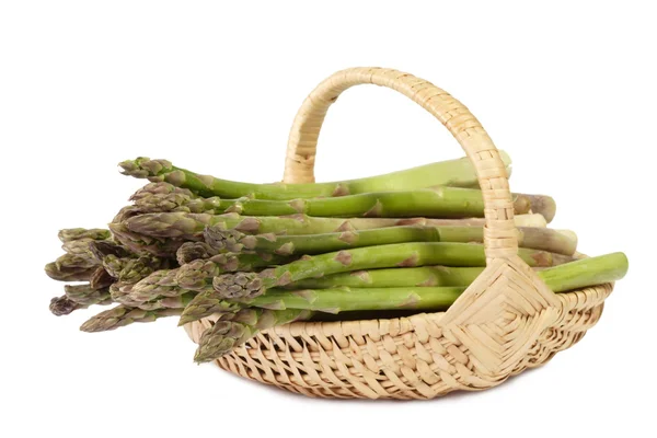 Espargos verdes em uma cesta — Fotografia de Stock