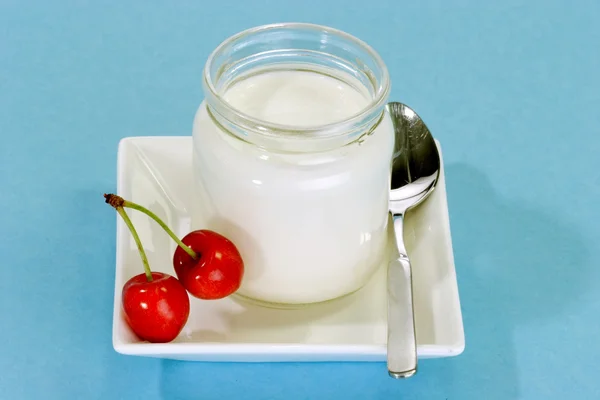 Iogurte com cerejas frescas — Fotografia de Stock