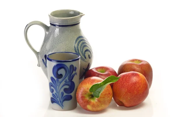 Vino de manzana con jarra y vaso de precipitados —  Fotos de Stock
