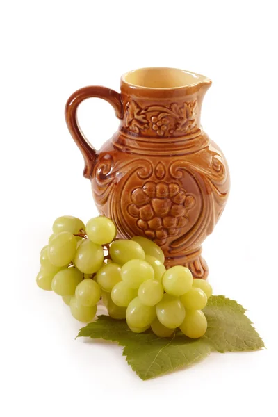 葡萄与葡萄酒水罐 — 图库照片