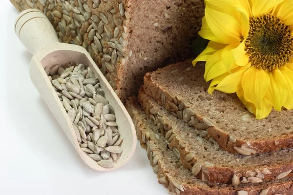 Мультизерный хлеб с семенами подсолнечника — стоковое фото