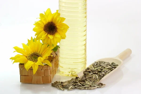 Olja flaska med solrosfrön — Stockfoto