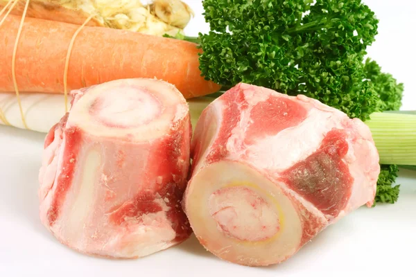 Rinderknochen mit Gemüse — Stockfoto