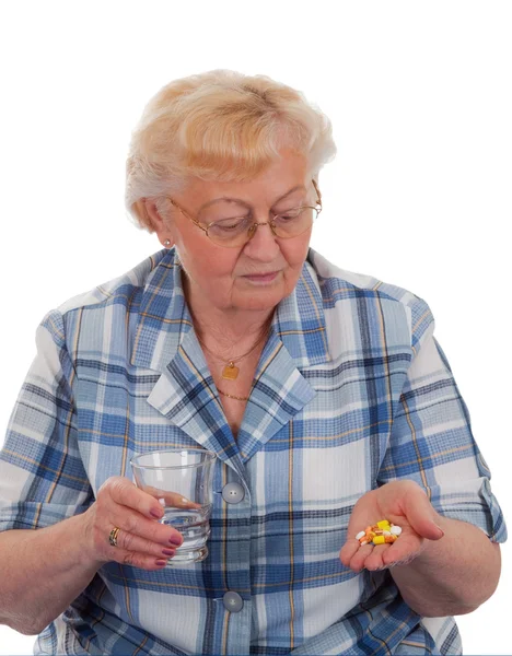 Пожилая Женщина Смотрит Свою Руку Таблетками Изолированы — стоковое фото