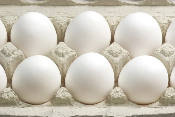 Kartonnen doos met eieren — Stockfoto
