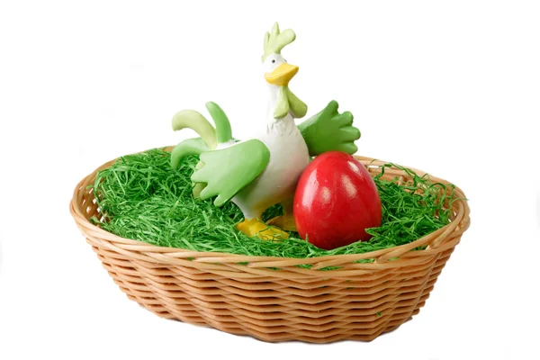 小公鸡与复活节彩蛋在篮子里 孤立在白色的雕像 — 图库照片