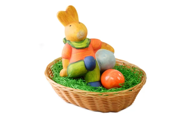 与一篮子货币 孤立在白色背景上的复活节彩蛋复活节兔子 — 图库照片