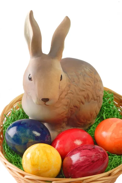 与一篮子货币 孤立在白色背景上的复活节彩蛋复活节兔子 — 图库照片