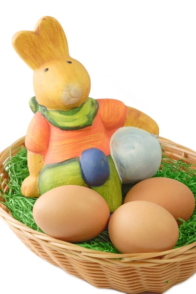 在白色背景下的一篮子中的复活节彩蛋复活节兔子 — 图库照片
