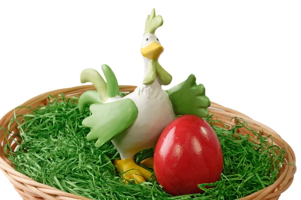 Horoz ile kırmızı Paskalya yortusu yumurta — Stok fotoğraf