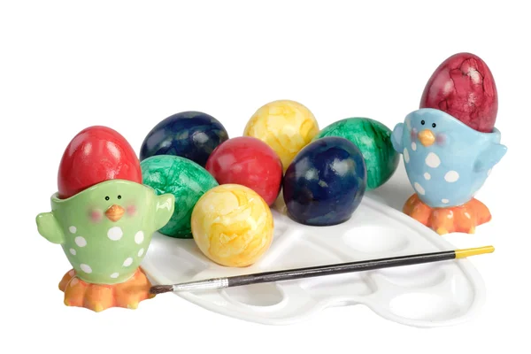 Uova Pasqua Colorate Con Pennello Tavolozza Sfondo Bianco — Foto Stock