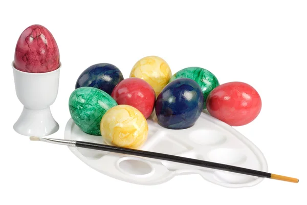 Fırça Palet Beyaz Arka Plan Üzerinde Renkli Paskalya Yumurtaları — Stok fotoğraf