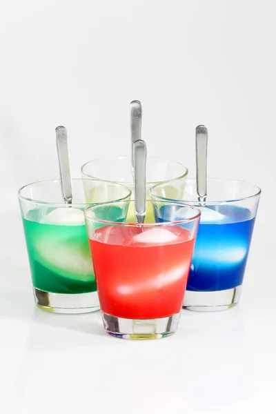 Uova Bicchieri Con Acqua Multicolore — Foto Stock