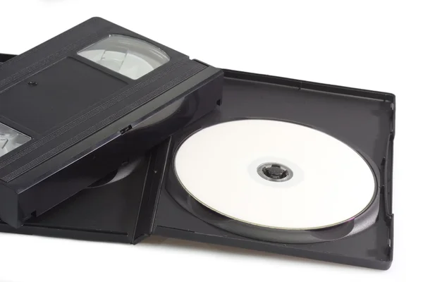 Видеокассеты и цифровые универсальные диски — стоковое фото