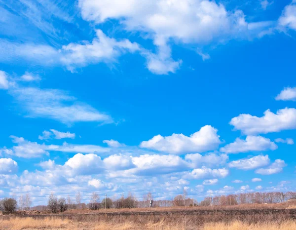 Rurale landschap en bewolkte hemel — Stockfoto