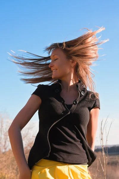 Joven hermosa mujer aleteando su cabello —  Fotos de Stock