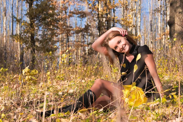 Krásná mladá žena v lese na podzim — Stock fotografie