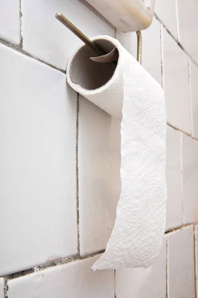 Рулон Туалетной Бумаги Висит Черепичной Стене — стоковое фото
