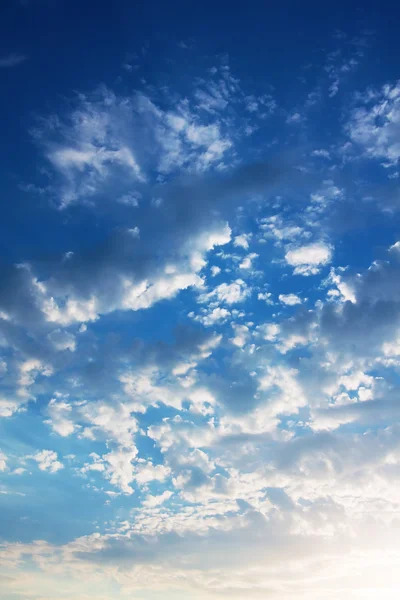 Sfondo di cielo blu con nuvole — Foto Stock