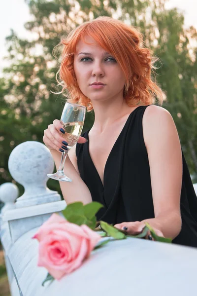 Bella donna che beve champagne — Foto Stock