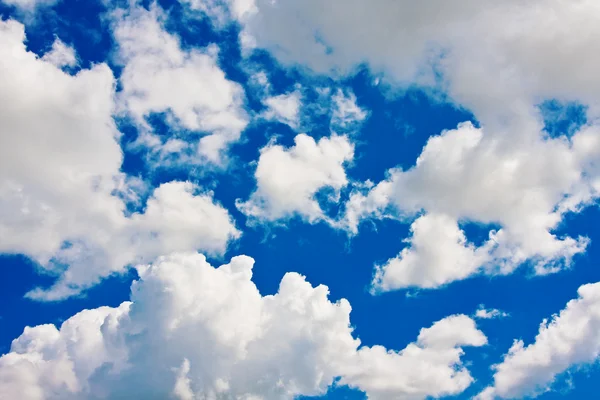 Güzel Yaz Günü Kümülüs Bulutları Ile Mavi Gökyüzü Arka Plan — Stok fotoğraf