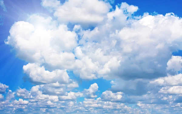 Hintergrund Blauer Himmel Mit Sonne Und Haufenwolken — Stockfoto