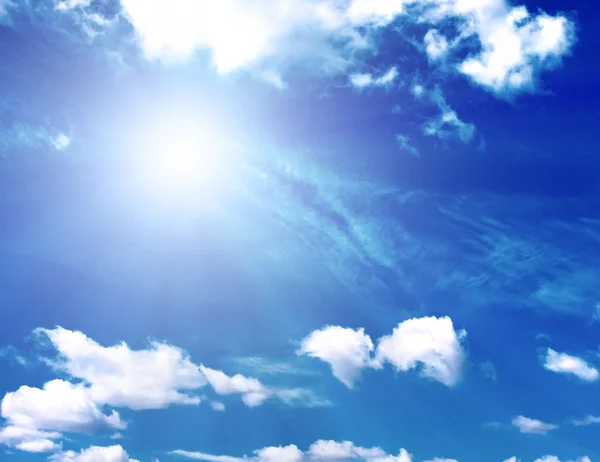 Achtergrond van de blauwe lucht en zon — Stockfoto