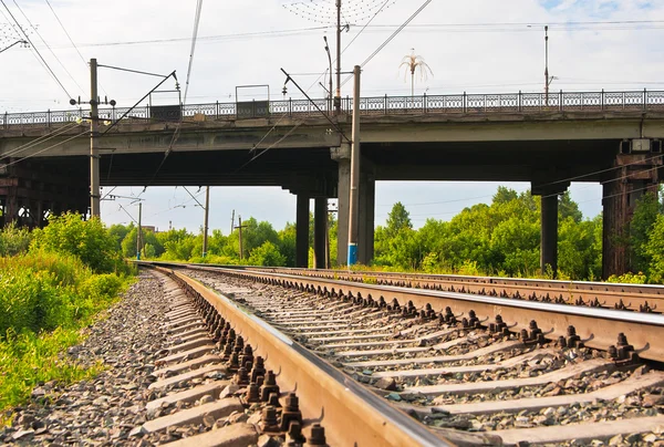 Eisenbahngleise und Brücke — Stockfoto