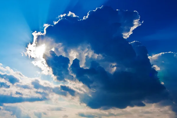 Υπόβαθρο του μπλε του ουρανού και του ήλιου — Φωτογραφία Αρχείου