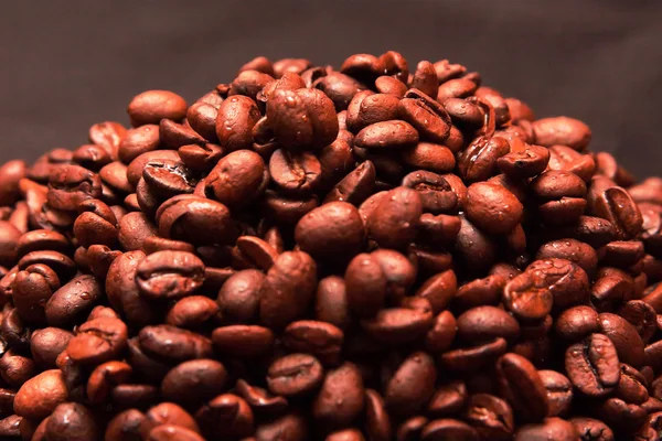水滴とコーヒー豆の一握り — ストック写真