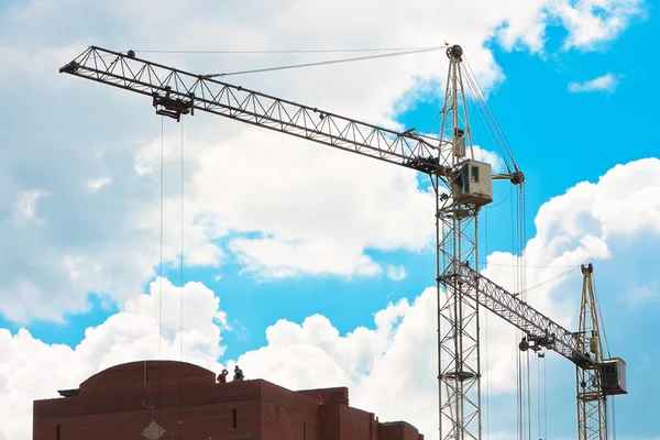 Tower cranes on the construction site — Stock Photo, Image