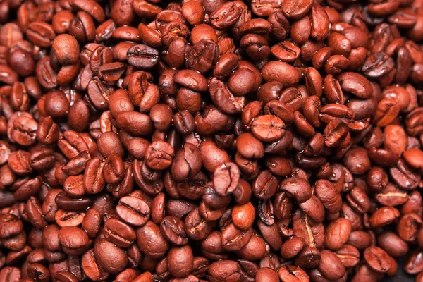 水滴とコーヒー豆の偉大な数の背景 — ストック写真