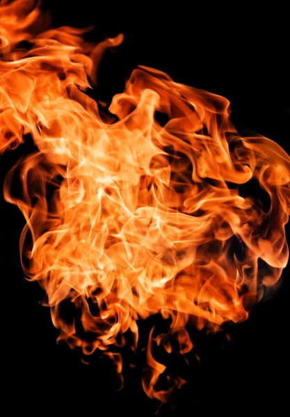 Огненное Пламя Поднимается Высоко Над Черным Фоном — стоковое фото