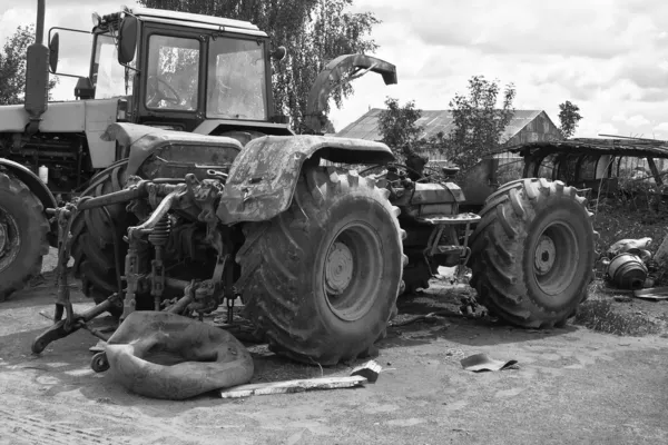 Stare Traktory w odcieniach czerni i bieli — Zdjęcie stockowe