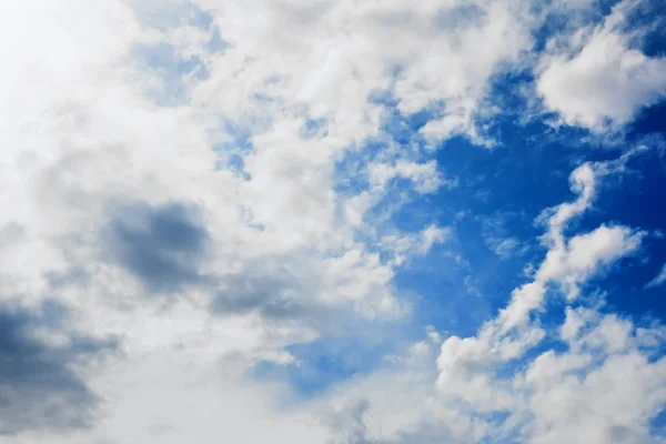 Dramatische blauwe lucht met cumulus wolken — Stockfoto