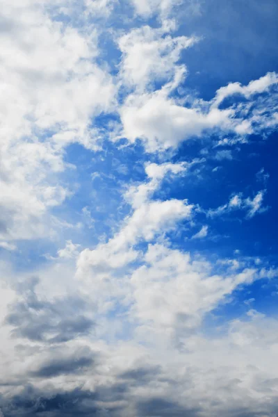 Dramatyczne błękitne niebo z chmur cumulus — Zdjęcie stockowe
