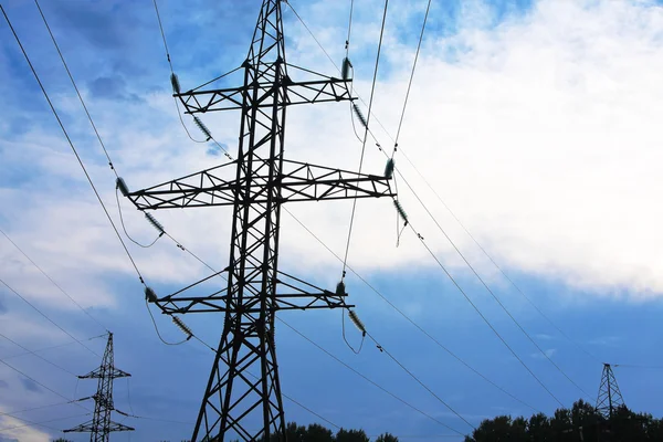 Elektriciteitsnet en blauw bewolkte hemel — Stockfoto