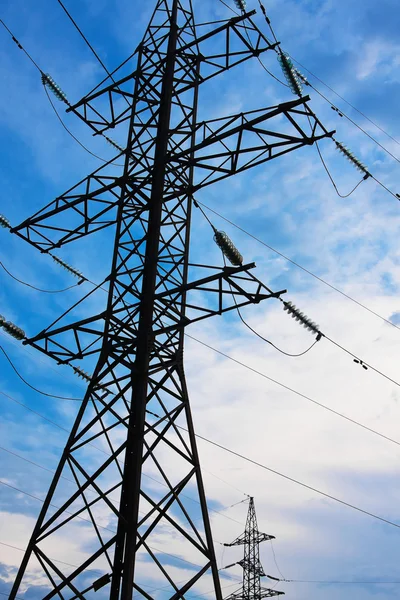 Stromleitungen und blauer Himmel — Stockfoto