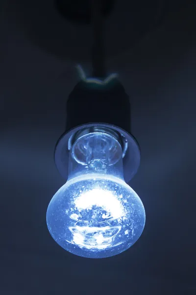Luz azul de bombilla — Foto de Stock