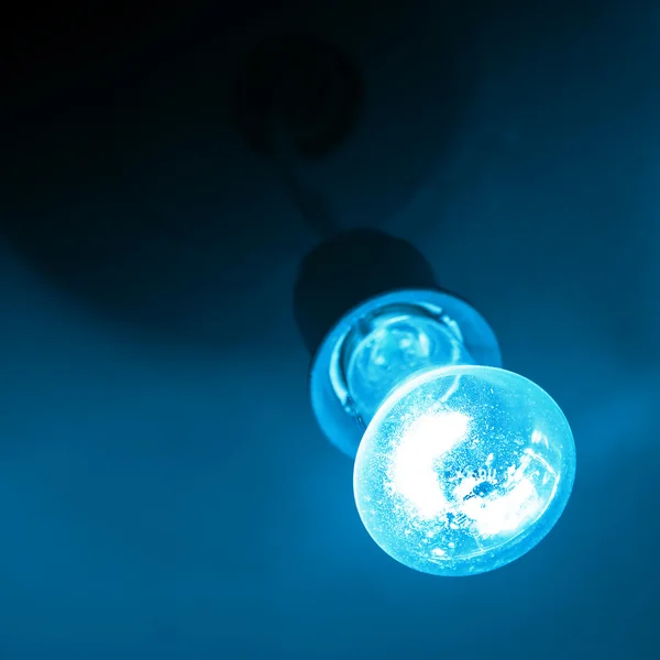전구의 푸른 빛 — 스톡 사진