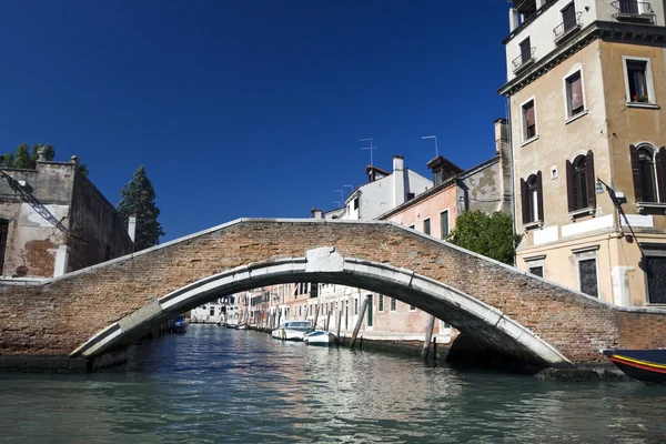 Kanaal en brug in Venetië — Stockfoto
