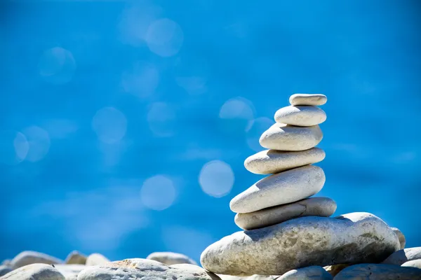 Stapel stenen over blauwe zee — Stockfoto