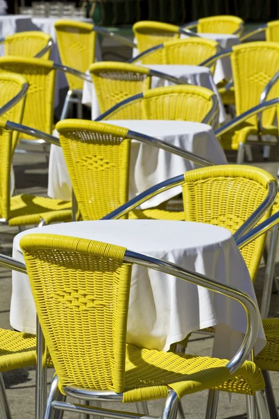 Sidewalk cafe tables in Venice — Stock Photo, Image