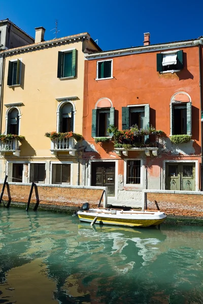 Venecia canal y casa — Foto de Stock